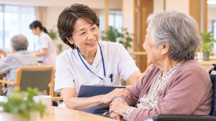介護施設で経験を生かして働く看護師のイメージ