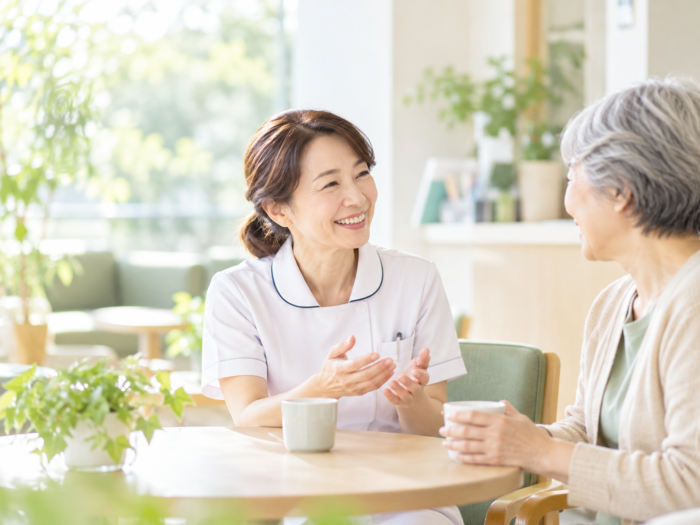 看護師とシニア女性が働き方について話すイメージ