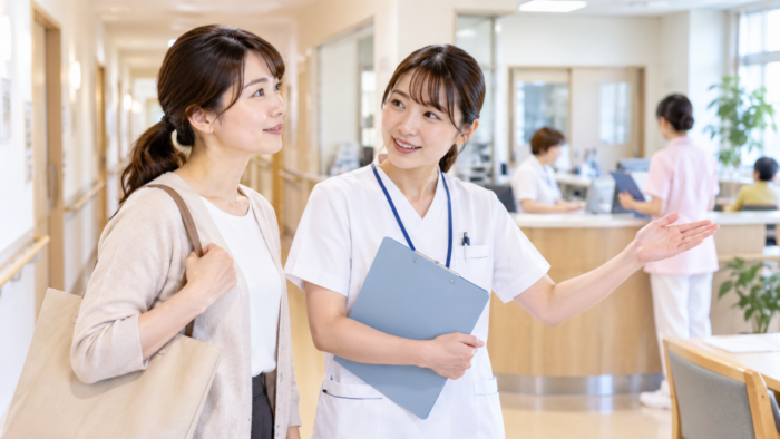 復職前の看護師が職場見学で雰囲気を確かめる場面